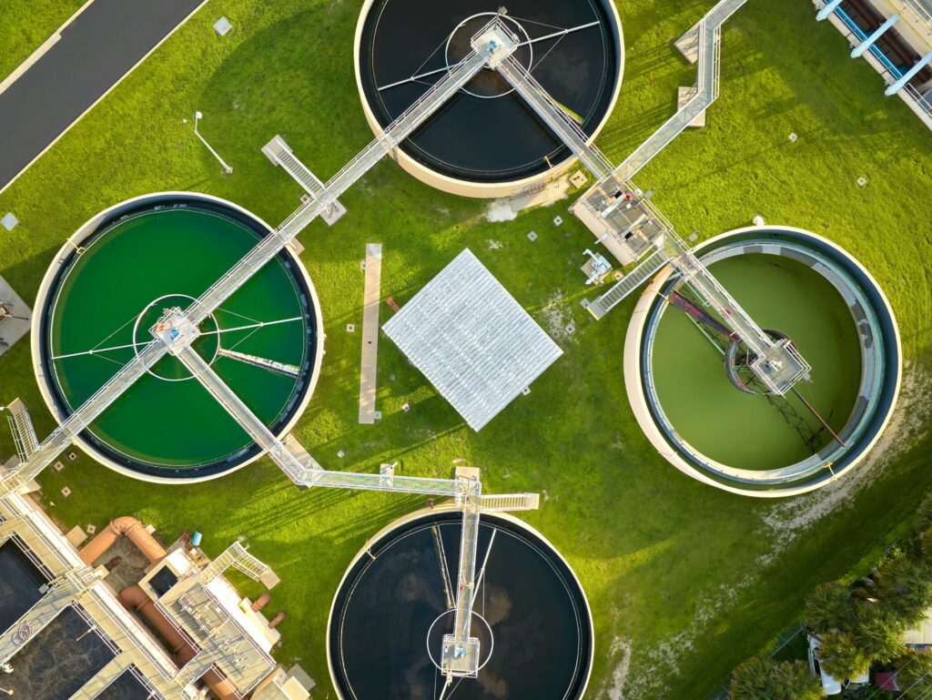 TMG Förderanlagen im Einsatz in Klärwerken - Fördertechnik für den Transport von Rechengut, Schlamm und Abfällen