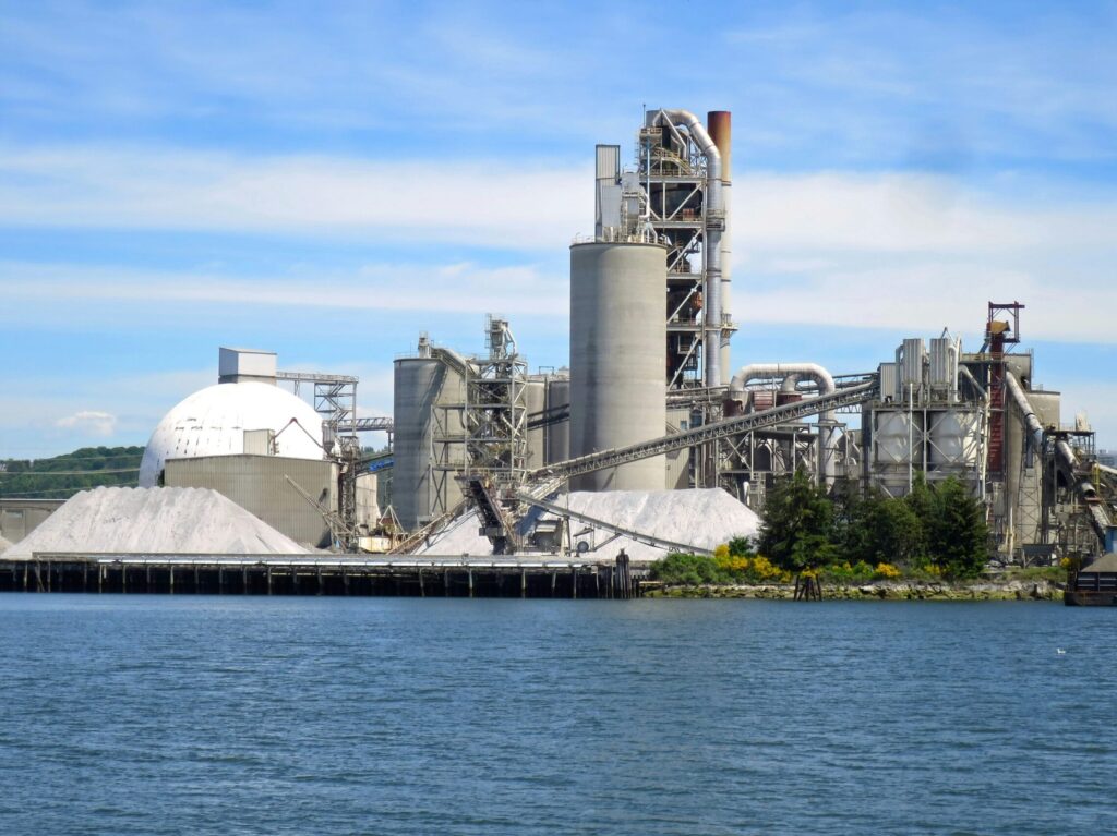 TMG Förderanlagen im Einsatz in Zementwerken - robuste Fördertechnik für den Transport von Zement, Klinker und Schüttgut