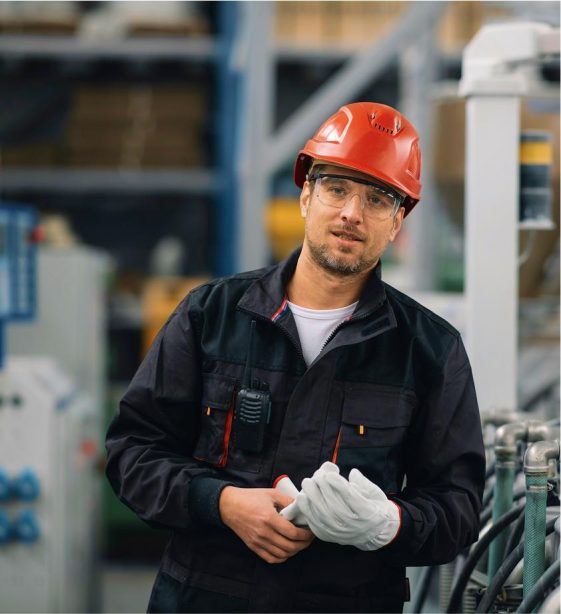 tmg werksarbeiter in maschinenhalle